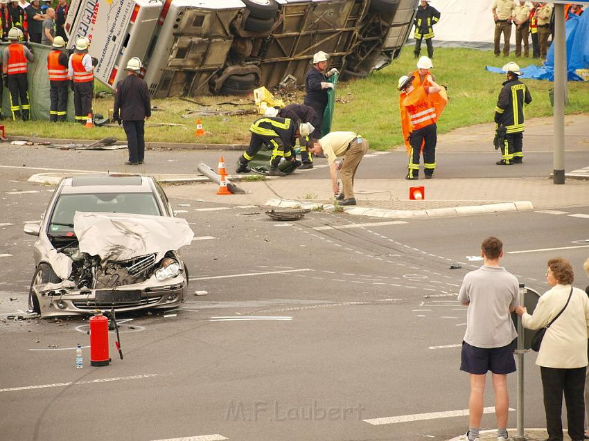 Schwerer Unfall mit Reisebus Lohmar Donrather Dreieck P463.JPG